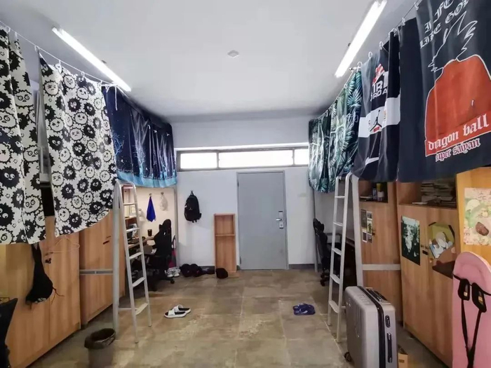 泉州海洋职业学院生活,学习场所均装有空调;4-6人间宿舍配备洗衣机
