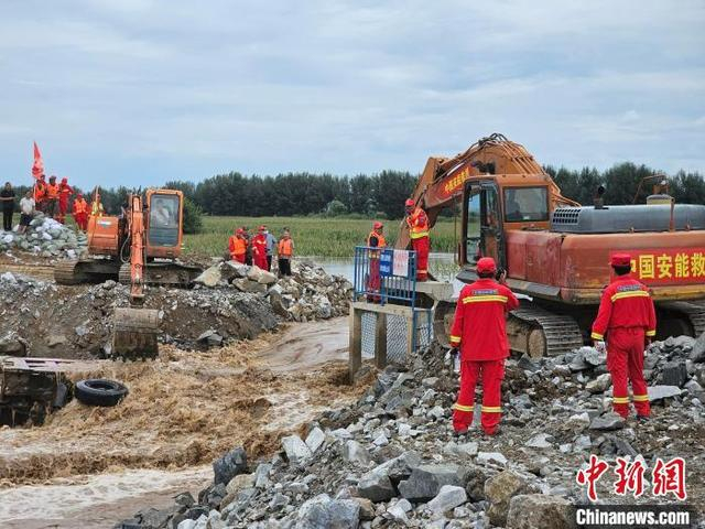 图为抢险救援人员对老哈河堤防溃口实施合龙作业。史子龙摄