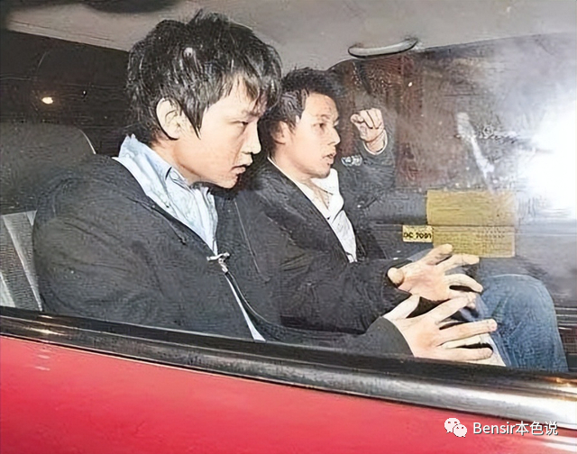他老妈朱玲玲改嫁罗瑞康后,因为罗瑞康是复旦校董,霍启仁转学去了复旦