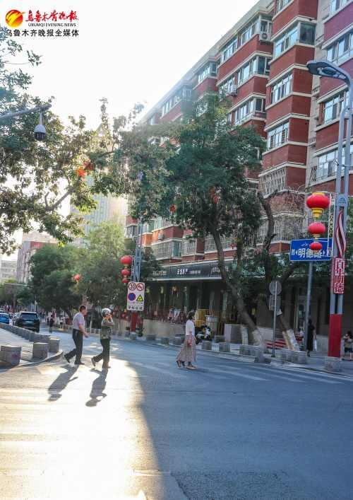 　　夕阳下的明德路。（8月13日摄） 记者米热扎提·木塔力甫摄