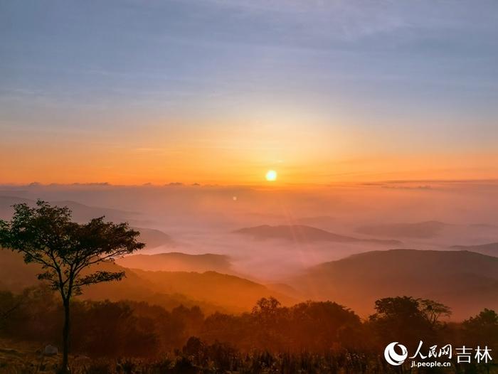 山上太阳升起来的图片图片