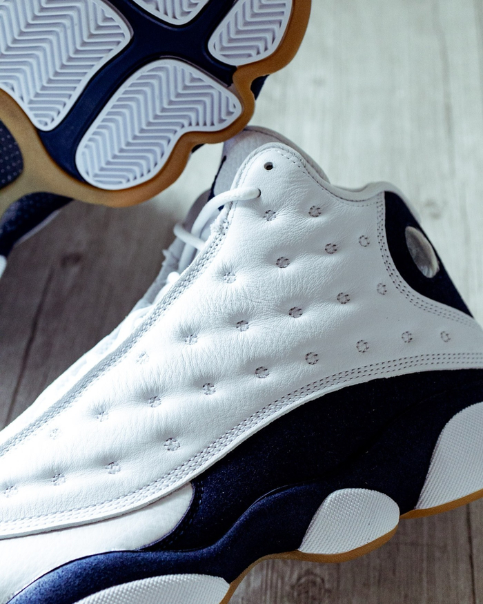 神似黑猫脚趾的中底造型,以及鞋帮侧面的猫眼,都是 air jordan 13