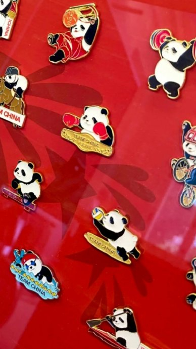 外国运动员：本届奥运会，中国队的pin（徽章）做的又大又好看，成为了抢手货|中国队|奥运会_新浪新闻