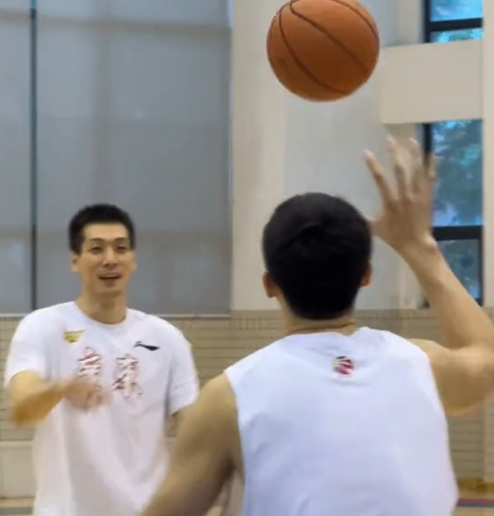 执教年轻内线特训脚步,为退役做准备?