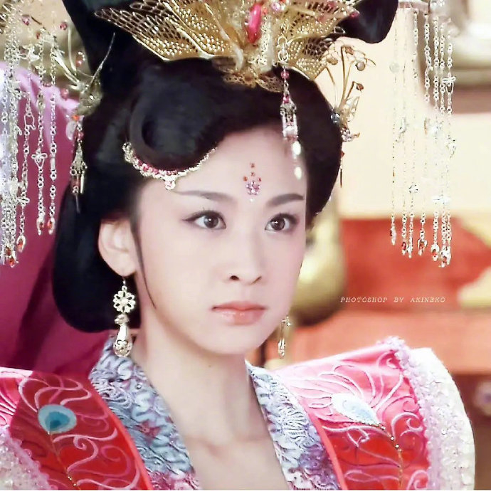 穆婷婷在《孔雀翎》里刘星的造型,真全靠脸撑着,又酷又甜又飒