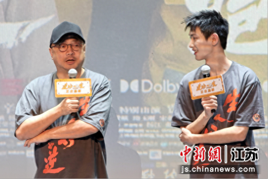 徐峥、邬家楷与影迷见面。中新网记者 泱波 摄