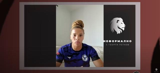 当地时间8月2日，纳瓦梅鲁在博客节目出镜。视频截图 