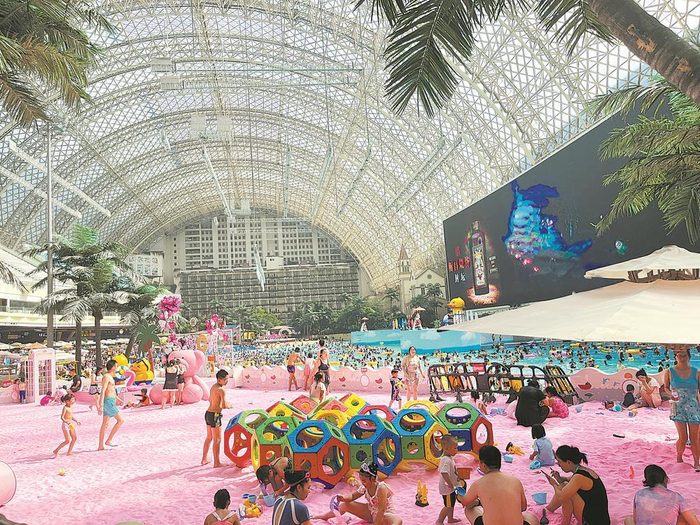     环球中心海洋乐园游人如织