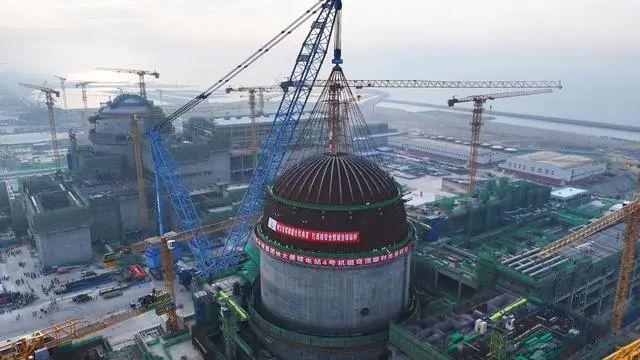 6月18日拍摄的徐大堡核电站4号机组穹顶吊装作业现场（无人机照片）。新华社发