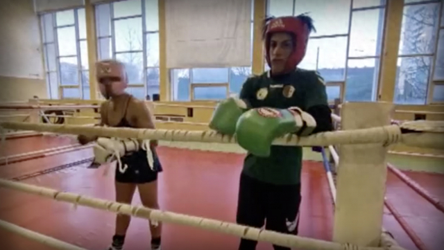 纳瓦梅鲁和哈利夫在索菲亚训练。视频截图 