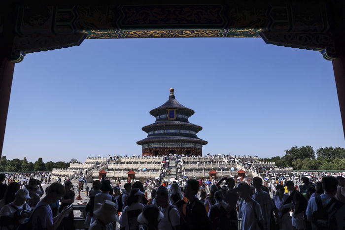 2024年7月17日，游客在游览天坛祈年殿。新京报记者 浦峰 摄