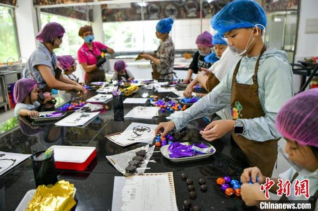 7月31日，小朋友在万宁兴隆热带植物园体验制作可可巧克力。中新网记者 骆云飞 摄