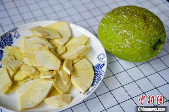 图为面包果成熟后经过烤炸制作成的美食。中新网记者 骆云飞 摄