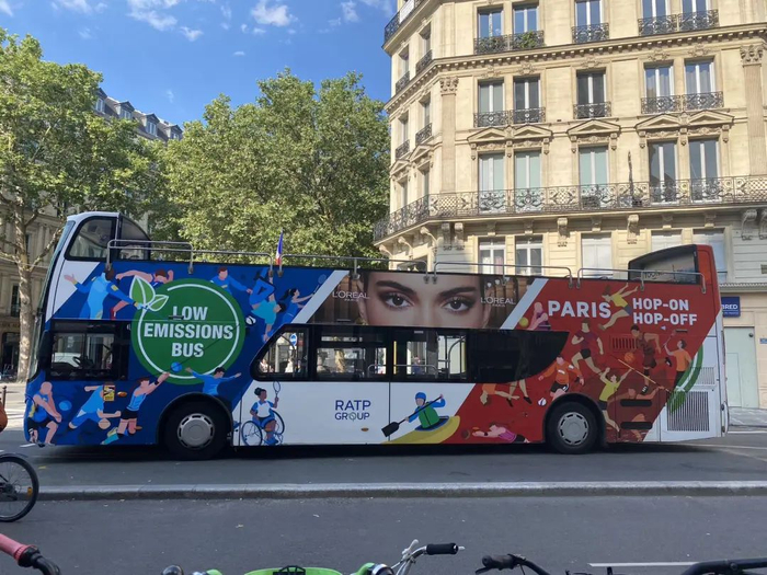 巴黎街头的公交车上的奥运宣传和品牌广告