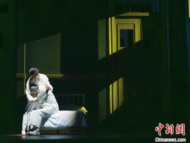 话剧《父亲》剧照。 上海话剧艺术中心供图