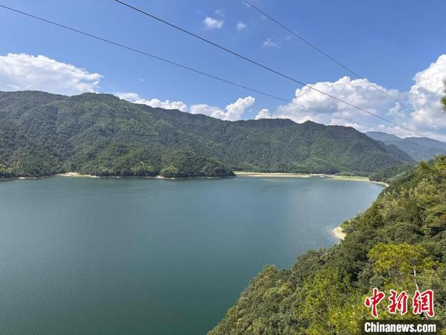 前往清溪村沿路可见，武夷山国家公园1号风景道武夷天池。张丽君摄