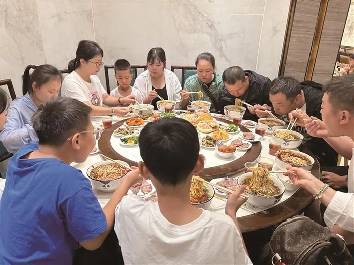 游客品尝兰州牛肉拉面 □胡淼山 摄