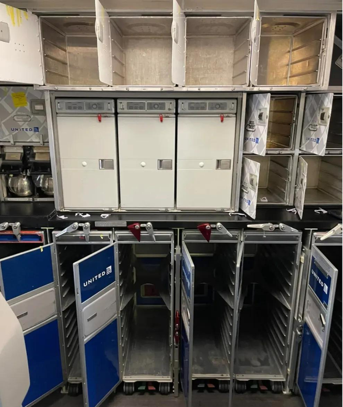 飞机上的厨房长什么样?能做饭吗?