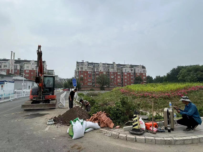 双桥西里6号院小区外道路重新铺设排水管道。受访者供图