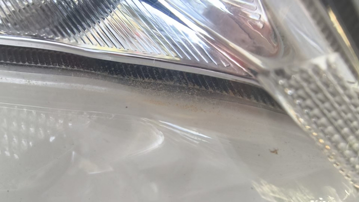 4S店称车辆大灯有进水后的泥渍。