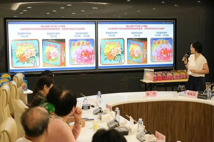 专家在解释两种“荣华月饼“的异同。