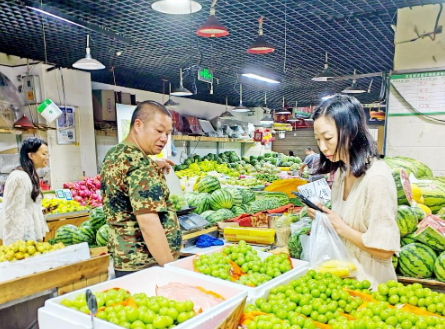 市民选购水果