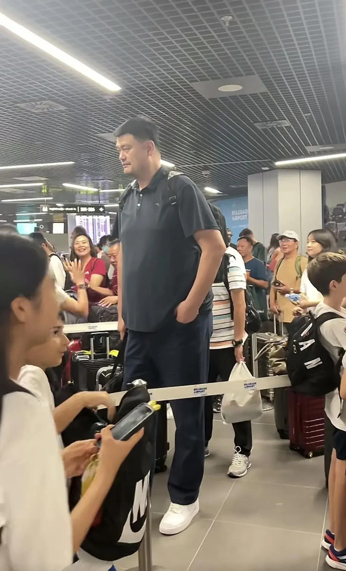 姚明周围的人群身高差不多不论男女,只有姚明一个人一下子冒出那么高