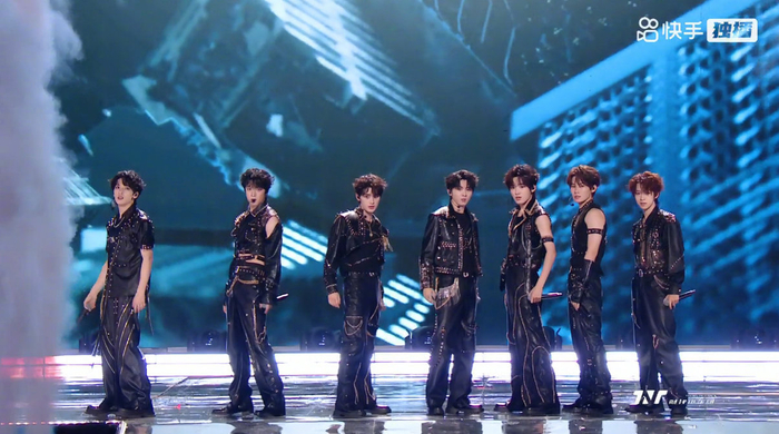 时代少年团演唱会直播开场演唱《男儿歌》舞台__财经头条