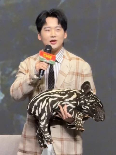 郭麒麟这是抱着啥上来的?