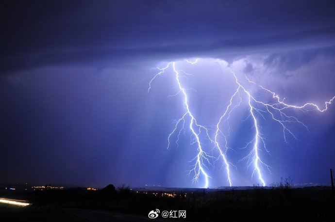 雷电,短时强降水,有致灾风险;于13时39分发布雷雨大风蓝色预警信号