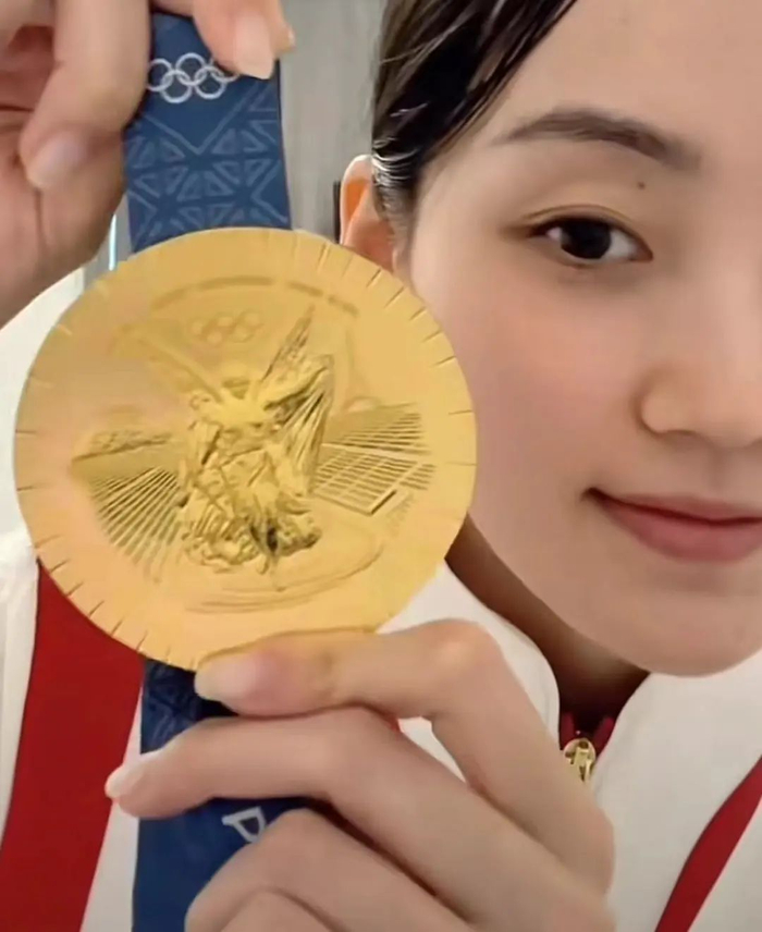 花游奥运冠军肖雁宁晒巴黎奥运会金牌。