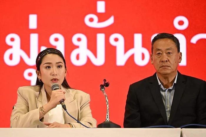 2023年5月15日,佩通坦(左)与赛塔(右)在为泰党总部出席新闻发布会。图源:视觉中国
