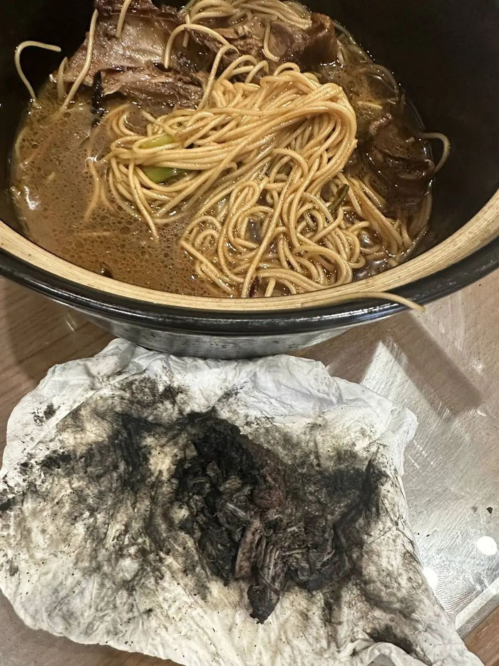 顾客称在老鸭面中吃出异物（图源 受访者）