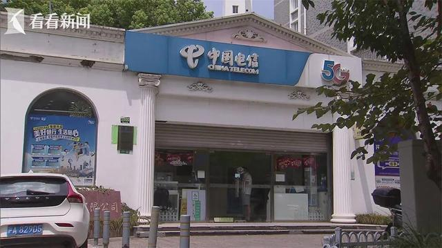 "对此,电信营业厅工作人员称,这个滞纳金就是利滚利的模式."它是