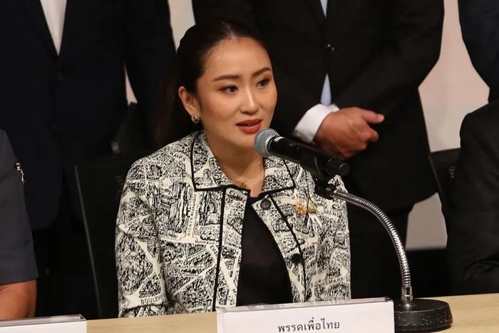 8月15日,在泰国曼谷,佩通坦·钦那瓦出席新闻发布会。图源:新华社