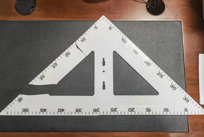 断裂的三角尺。图/受访者提供。