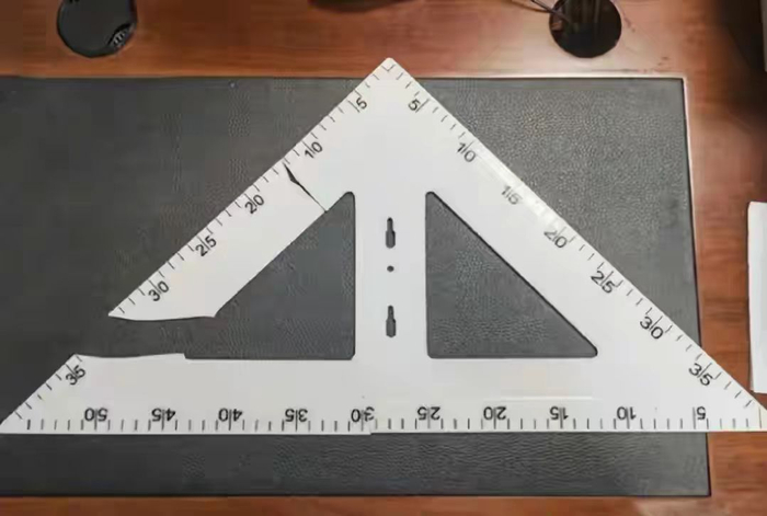 砸中女孩刘某某头部的三角尺。 受访者供图