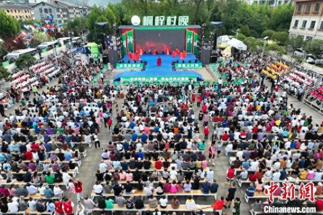 8月16日，桐梓“村晚”现场座无虚席。记者 瞿宏伦 摄