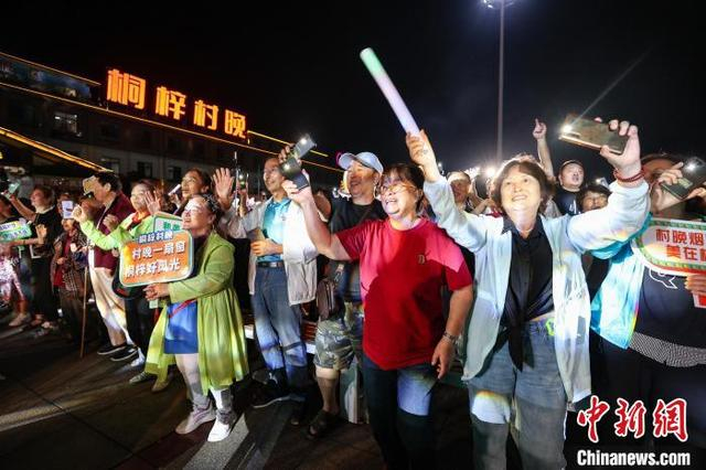 8月16日。游客在桐梓“村晚”现场舞动。 记者 瞿宏伦 摄