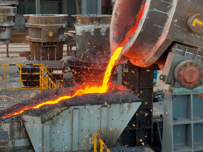 津巴布韦鼎森钢铁1号高炉顺利出铁 来源：青山集团