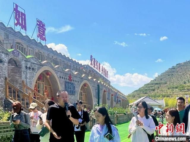 龙王坝村已成为一个集吃、住、行、游、购、娱于一体的旅游乡村。赵柏萱 摄