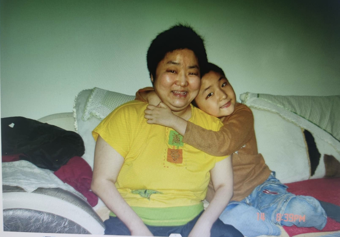 张辰和母亲。受访者供图