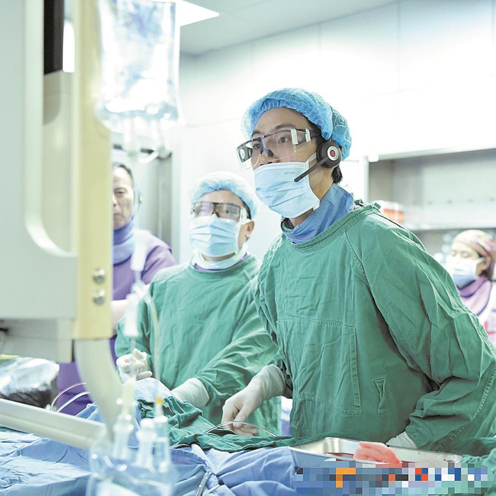     张登洪在手术中