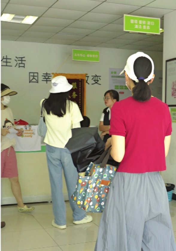 8月15日，万科·金域华府三期的业主到万科物业办公室与工作人员沟通调整后水价情况。 潇湘晨报 图