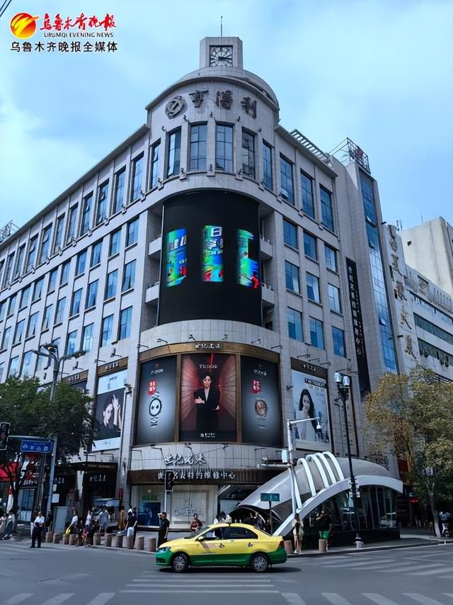 　　老街历经百年历史变迁，古老的商业文化在此传承。中山路上，分布了诸多老字号。图为亨得利钟表品牌。记者郭玲摄