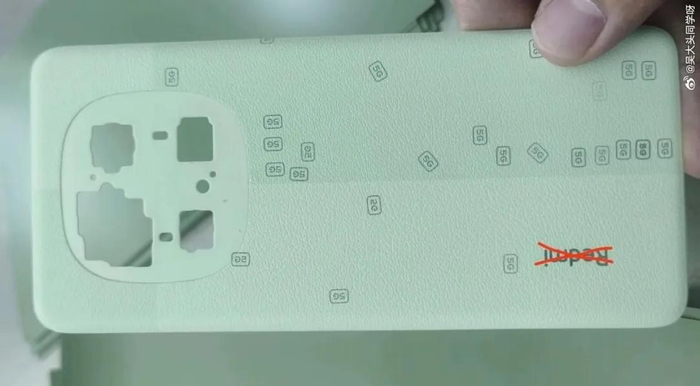 上图为红米Note14系列新机早期后盖板谍照