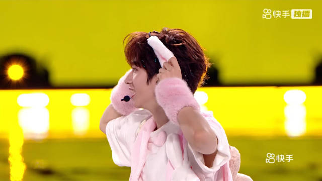 来接收贺峻霖演唱会限定撒娇版的"姐姐真漂亮"!