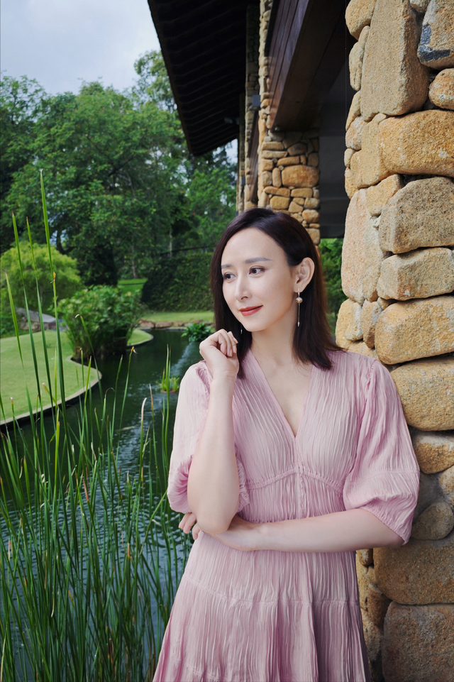 46岁胡静豪宅晒自拍 千万翡翠配新中式打扮 谁真的嫁入豪门一目了然