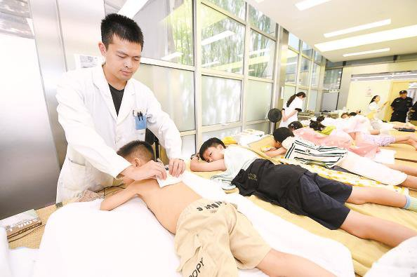             曙光医院儿科冬病夏治敷贴门诊  本报记者  徐程  摄          