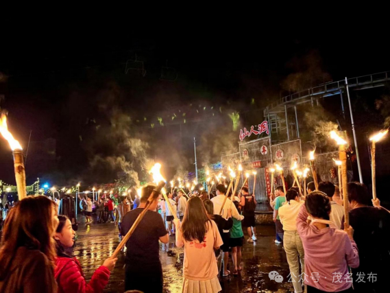 深镇镇仙人洞景区篝火晚会
